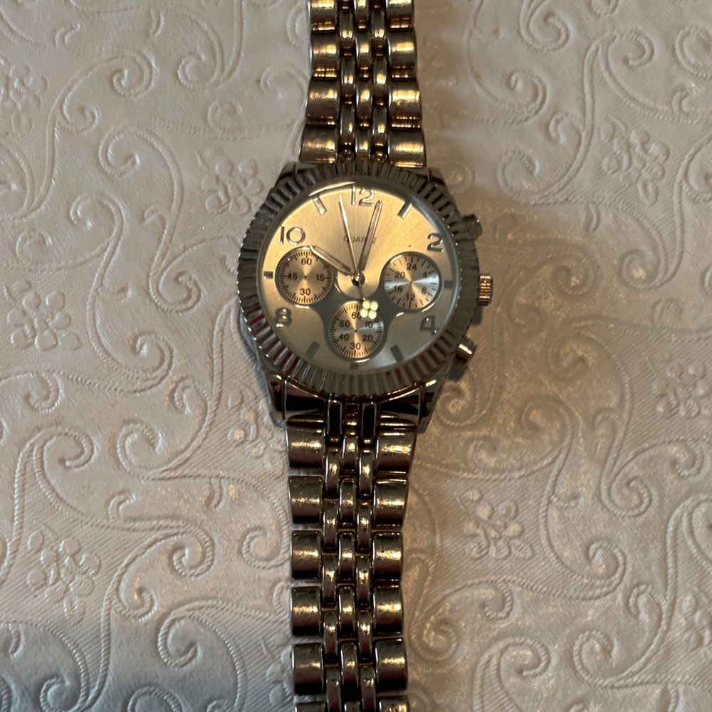 Elegant Silver Quartz Watch with Metal Band